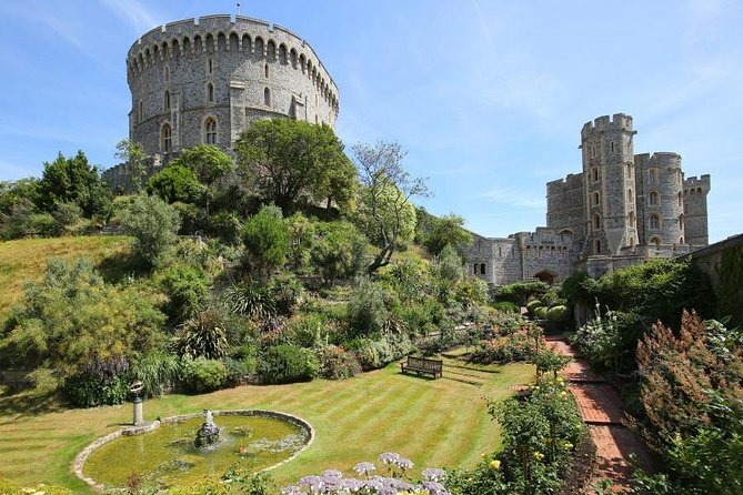 London, Windsor Castle, Hampton Court Palace with Free Snack Pack - The Windsor Guildhall and town setting