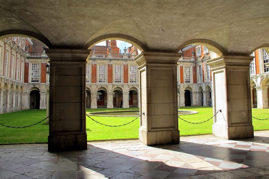 London: Windsor Castle & Henry VIII's Hampton Court Palace - Windsor Castle, from royal chapel to working palace