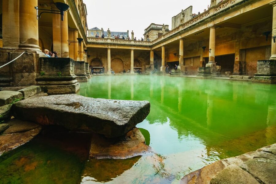 London: Windsor, Stonehenge, Bath, and Roman Baths Day Trip - Why the coach and guide make a difference