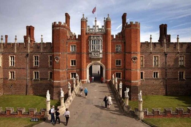 Private Guided Tour of Hampton Court Palace - The Haunted Gallery and the palace after dark in spirit