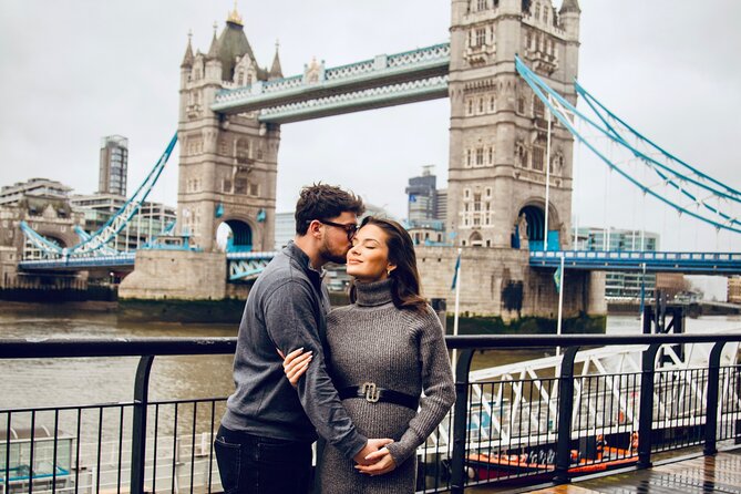 Private landmarks photoshoot for families and couples - Edited pictures, delivery, and what is not included