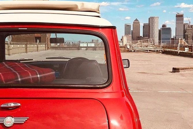 Private Tour of London's Landmarks in a Classic Car - A private guide makes the short route personal