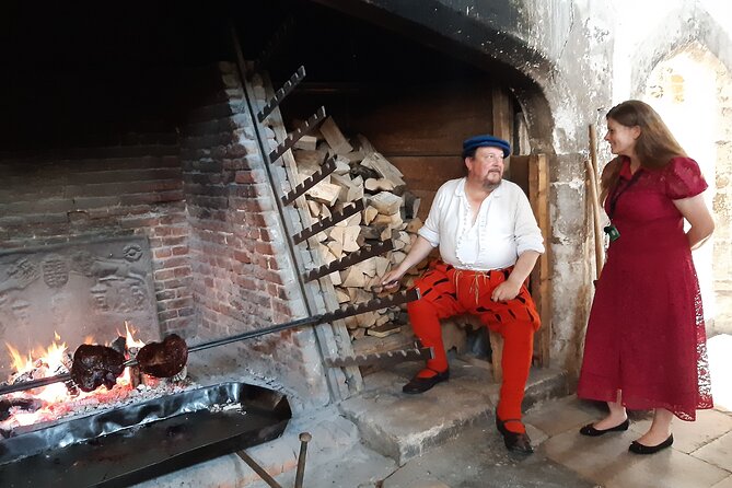 Private tour with an accredited expert guide Hampton Court Palace - Two hours with a guide, then more time on your own