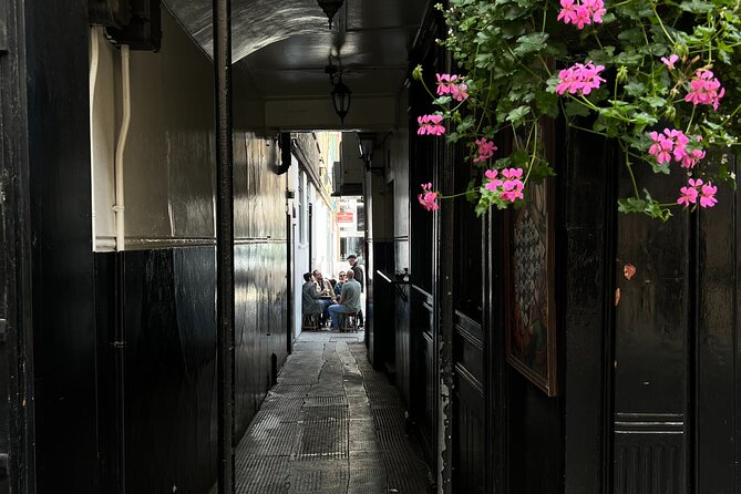Royal Historic Pubs Walking Guided Tour in London - The guides are a major part of the value