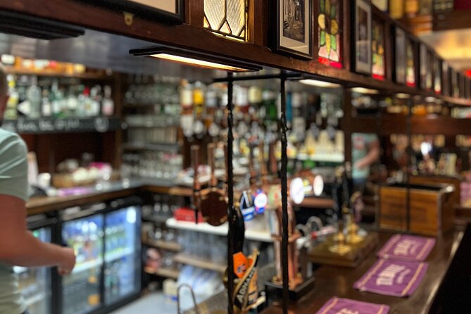Royal Historic Pubs Walking Guided Tour in London - Stories about royals, celebrities, and ordinary London life