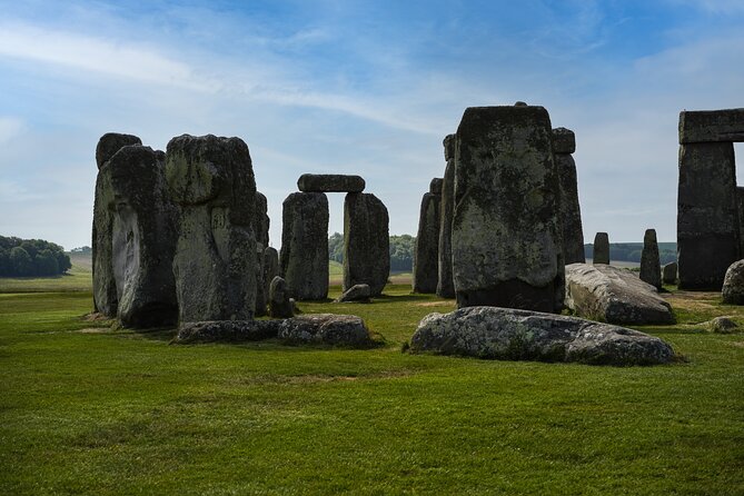 Small-Group Day Trip to Stonehenge, Bath and Windsor from London - Three famous places, one very full day
