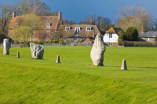 Stonehenge and The Stone Circles of Avebury Day Trip from London - Guides, coaches, and the human side of the tour