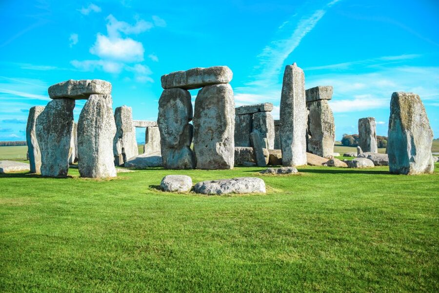 Stonehenge & Bath: Full-Day Coach Tour from London - Meeting the stones at Stonehenge