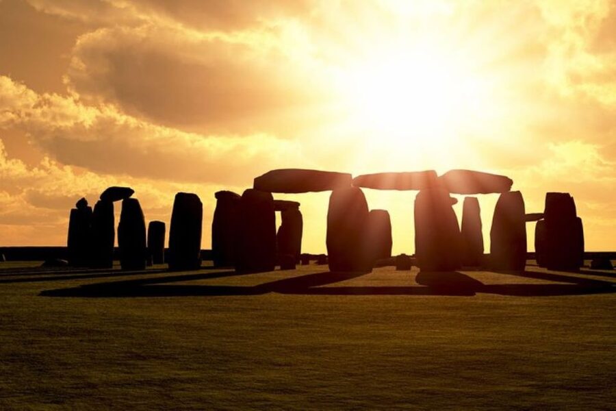 Stonehenge Special Access - Evening Tour from London - Guides make the prehistoric sites understandable