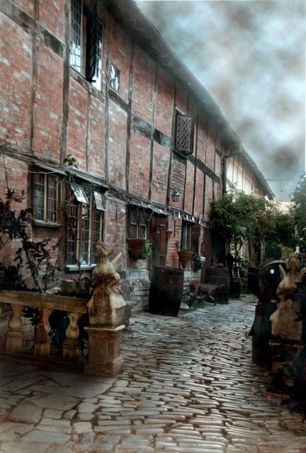 Stratford-upon-Avon: Lantern-Lit Ghost Tour at Tudor World - The guide is the main attraction
