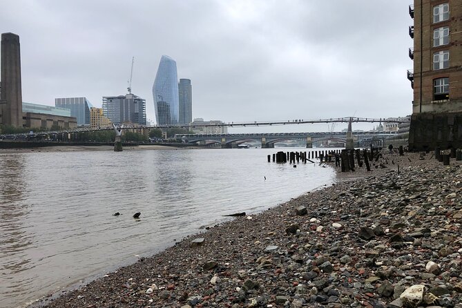 Thames Beachcombing - Searching for Clay Pipes, Tiles, and Pottery