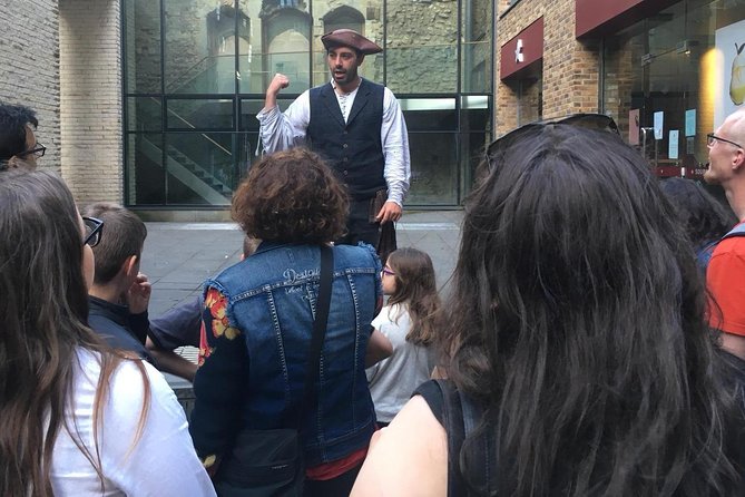 The Cloak and Dagger Tour in London - The guide style: facts with a theatrical edge