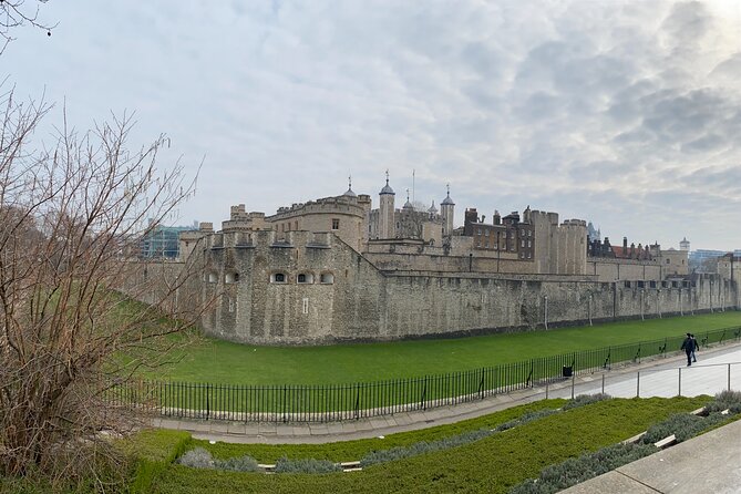 The Tower of London - Small Group Tour with a Local Expert - Meeting at Tower Hill and finding the Welcome Centre