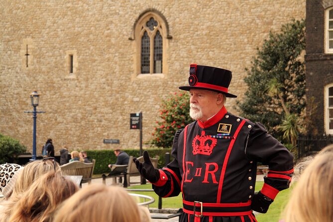 Tower of London: Crown Jewels & Beefeater Opening Ceremony - Guides who make the difference