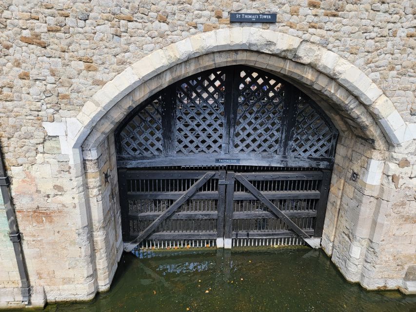 Tower of London: Early Access with Crown Jewels & Beefeaters - Meeting at Tower Hill and finding your guide