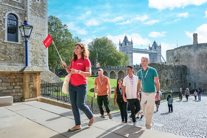 Tower of London: Guided Tour with Thames River Cruise - The Crown Jewels: royal power behind glass
