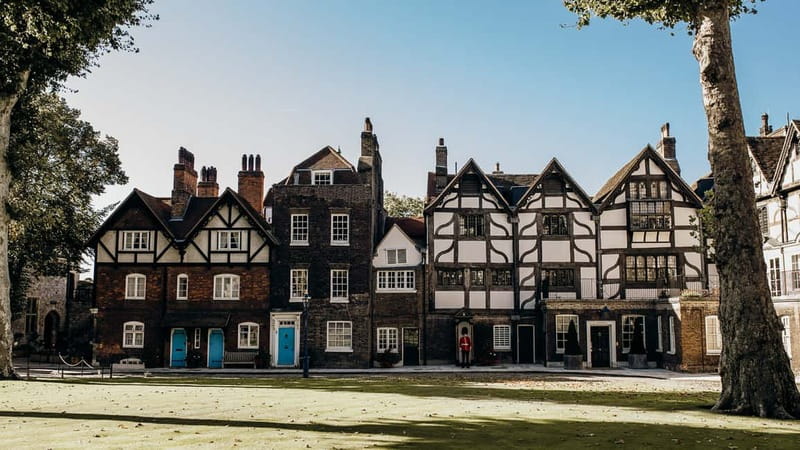 Tower of London Tour with Crown Jewels, plus River Cruise - Prisoners, torture, and final days