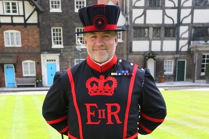 VIP Tower of London and Crown Jewels Tour with Private Beefeater Meet & Greet - Tower Green and the grim side of royal power