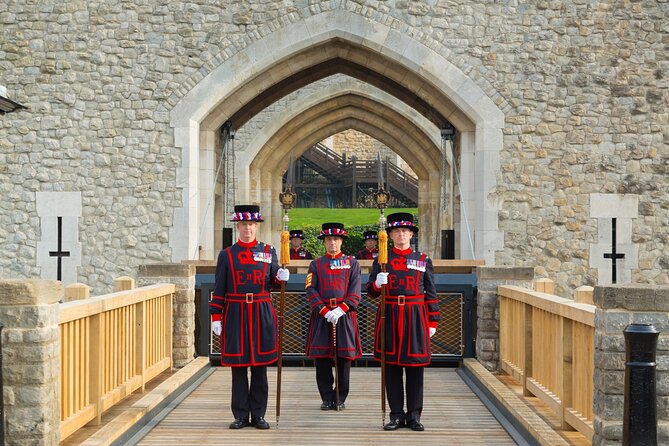 VIP Tower of London and Crown Jewels Tour with Private Beefeater Meet & Greet - Starting early at Tower Place